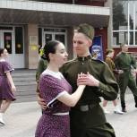 9 мая при содействии активистов «Единой России» на разных площадках Новосибирска прошла акция «Вальс Победы»