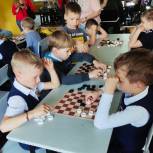 «Первоклассные шашки»: в Московском районе прошли соревнования среди учеников 1-х классов