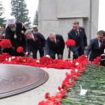 В День Победы Андрей Травников вместе с новосибирцами возложил цветы к Вечному огню на Монументе Славы