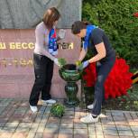 Единороссы района Зюзино приняли участие в акции «Палисадник Победы» на территории Геронтологического центра