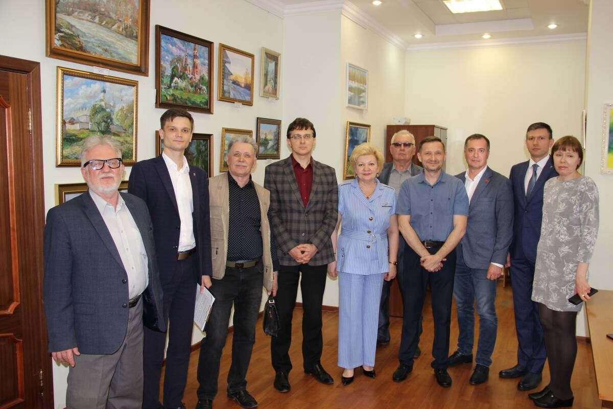Курские единороссы открыли выставку курских художников «Весна, весна на улице!»