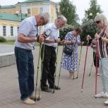 «Единая Россия» организовала мастер-класс по скандинавской ходьбе для старшего поколения