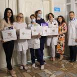 Юлия Литневская передала «коробки храбрости» в Энгельсскую детскую больницу