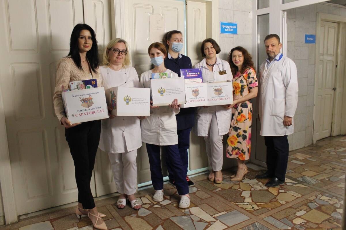 Юлия Литневская передала «коробки храбрости» в Энгельсскую детскую больницу