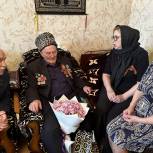 Единороссы Каспийска поздравили ветеранов ВОВ Мусу Багаудинова и Нину Сахнину с Днем Победы