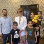 Асият Алиева навестила семью участника СВО Ризы Гаписова в Дербентском районе