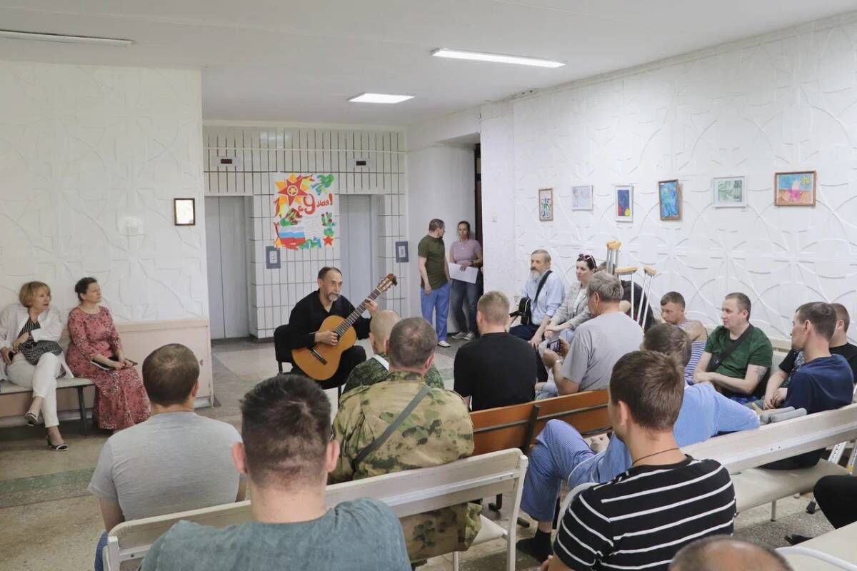 Участники партпроекта «Старшее поколение» в Хабаровске навестили военных в военном госпитале