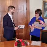 Врио Губернатора поздравил старожилку с присвоением звания «Почётный гражданин Чукотского АО»