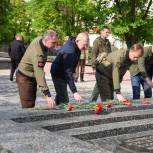 Александр Сидякин принял участие в возложении цветов к Пилону Славы и памятнику «Журавли» в Луганске