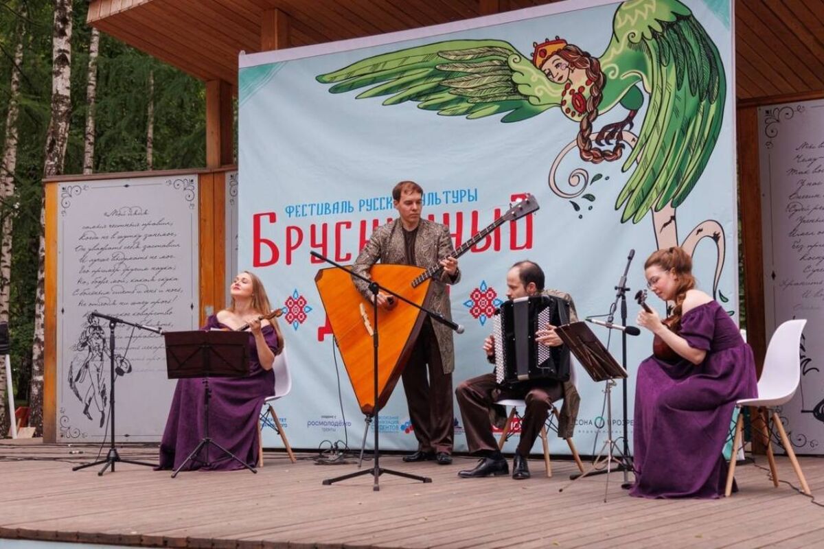 Старинные песни, народные танцы, костюмированные постановки - нижегородцы  отметили День славянской письменности и культуры