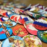 В преддверии Дня Победы дети из Южного округа Москвы расписали 300 медалей для участников СВО