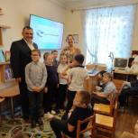 Единороссы передали новый телевизор детской библиотеке Копейска