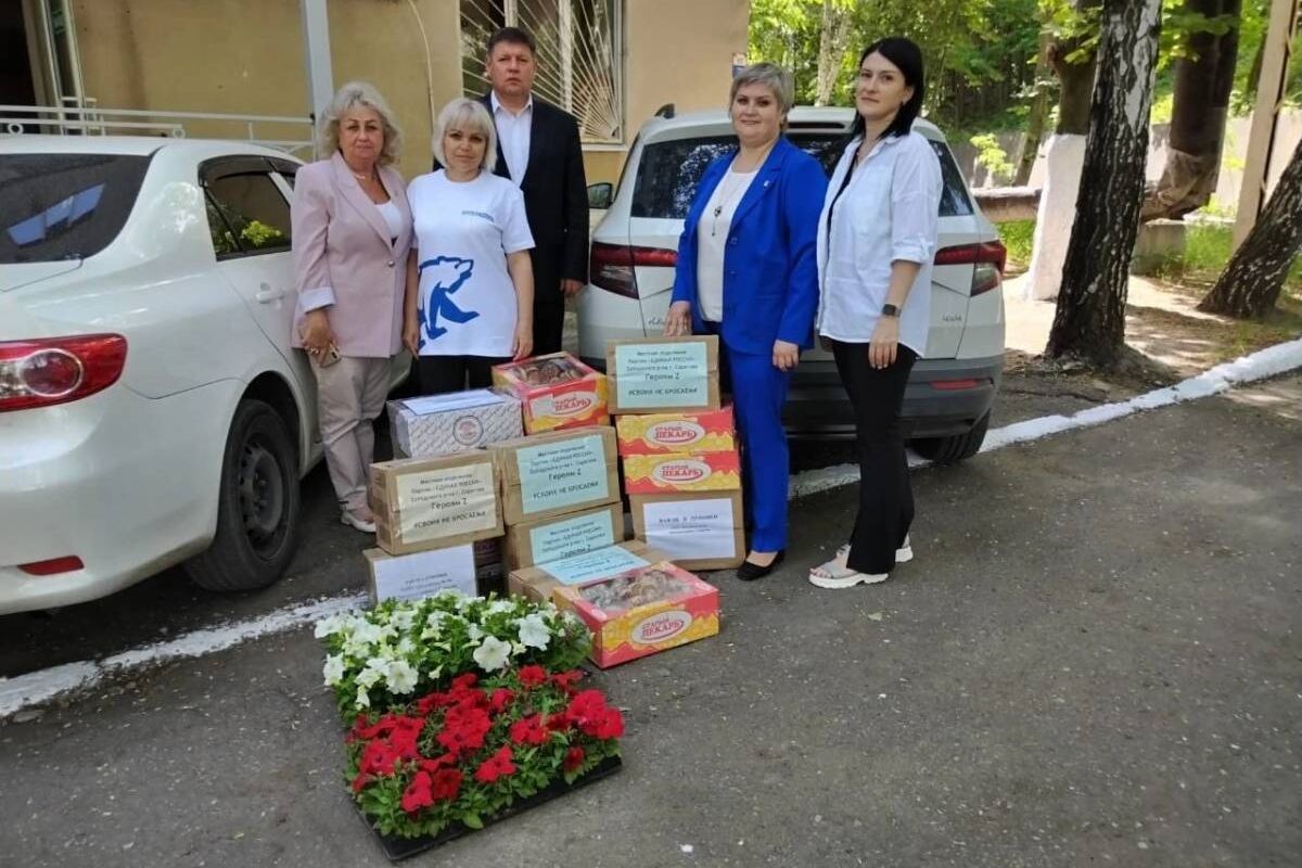 Активисты партии Заводского района передали подарки в госпиталь, где  проходят лечения бойцы из СВО