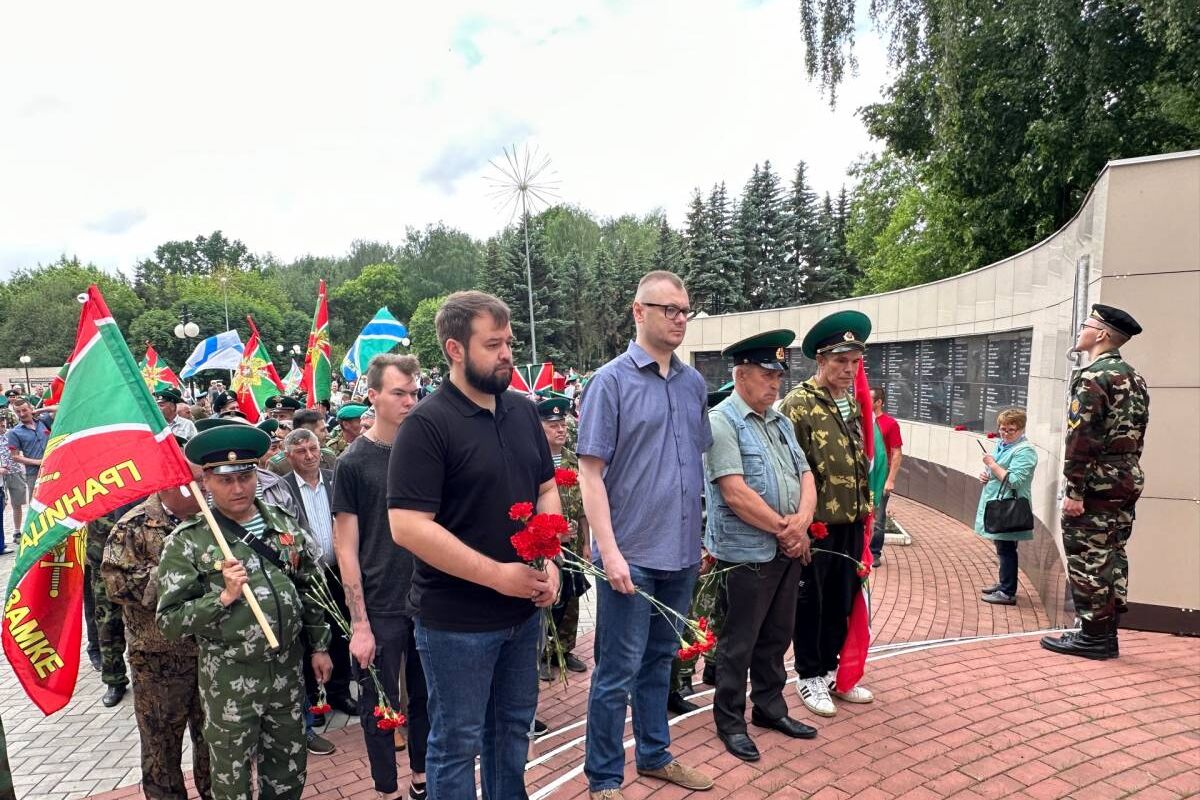 Единороссы Йошкар-Олы почтили память пограничников