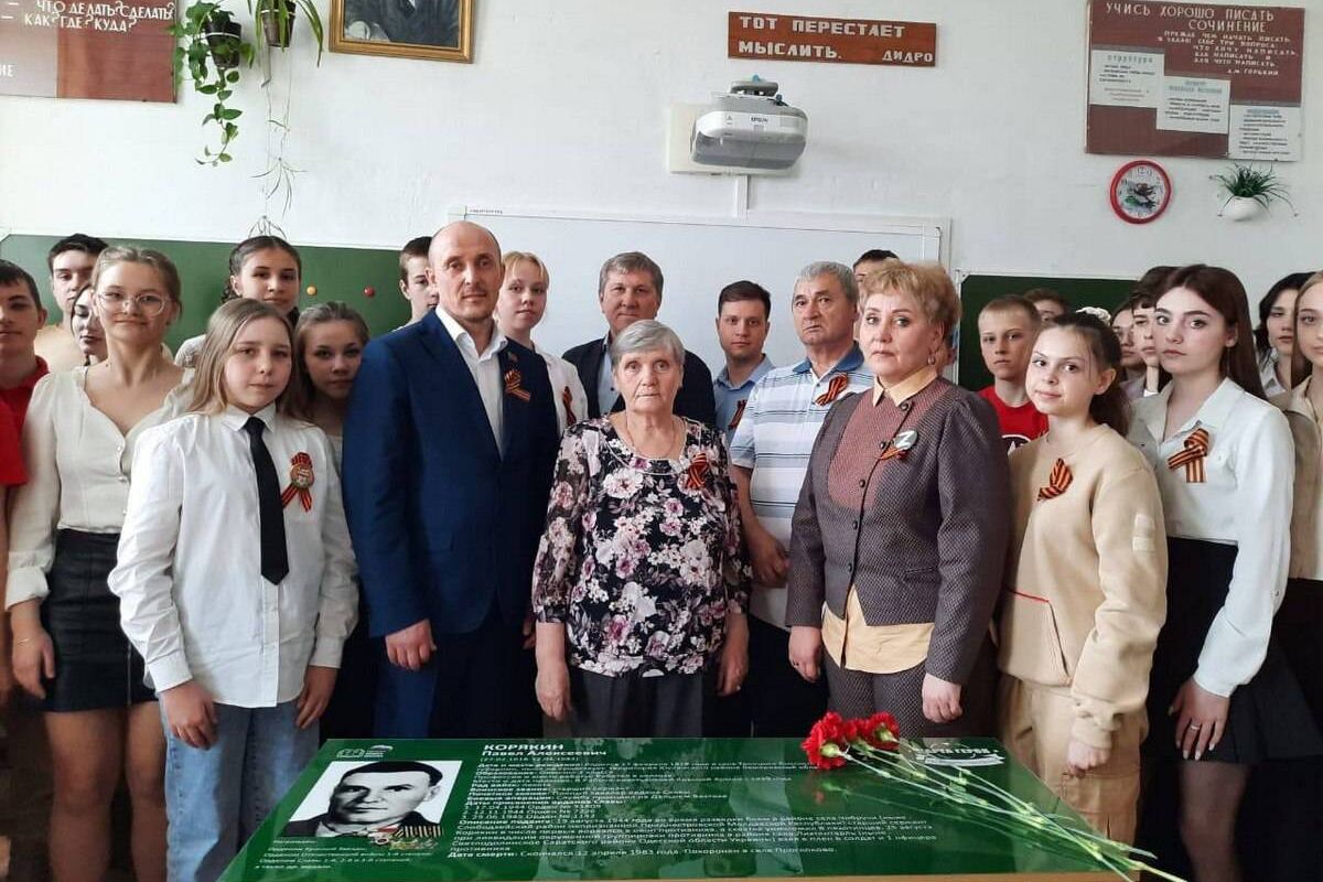 женщины писают В Кузбасской школе открыли две Парты Героя