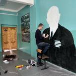 В предверии годовщины Победы химкинские активисты «Единой России» украсили стены школы портретами героев ВОВ