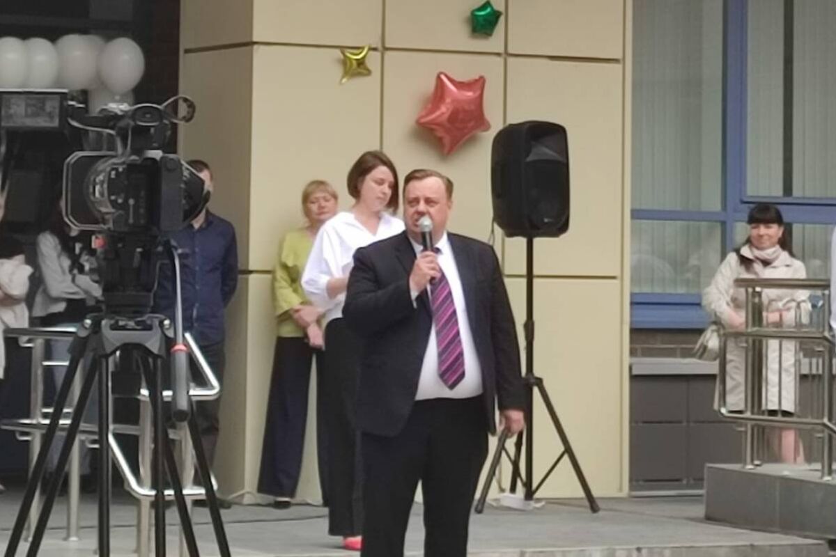 Депутат Максим Колесников принял участие в «Последнем Звонке» в школе № 32 в Ростове