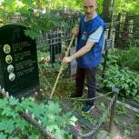 Единороссы юга столицы привели в порядок места захоронений героев Великой Отечественной войны