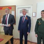 Сергей Горняков вручил благодарность Председателя Совета Федерации начальнику 413 военного госпиталя в Волгограде