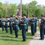 Для ульяновских ветеранов Великой Отечественной войны проходят персональные парады Победы во дворе дома