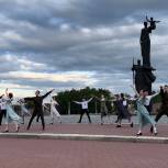 Пензенские активисты «Молодой Гвардии» и «Волонтерской Роты» станцевали торжественный вальс мира, посвященный Дню Победы