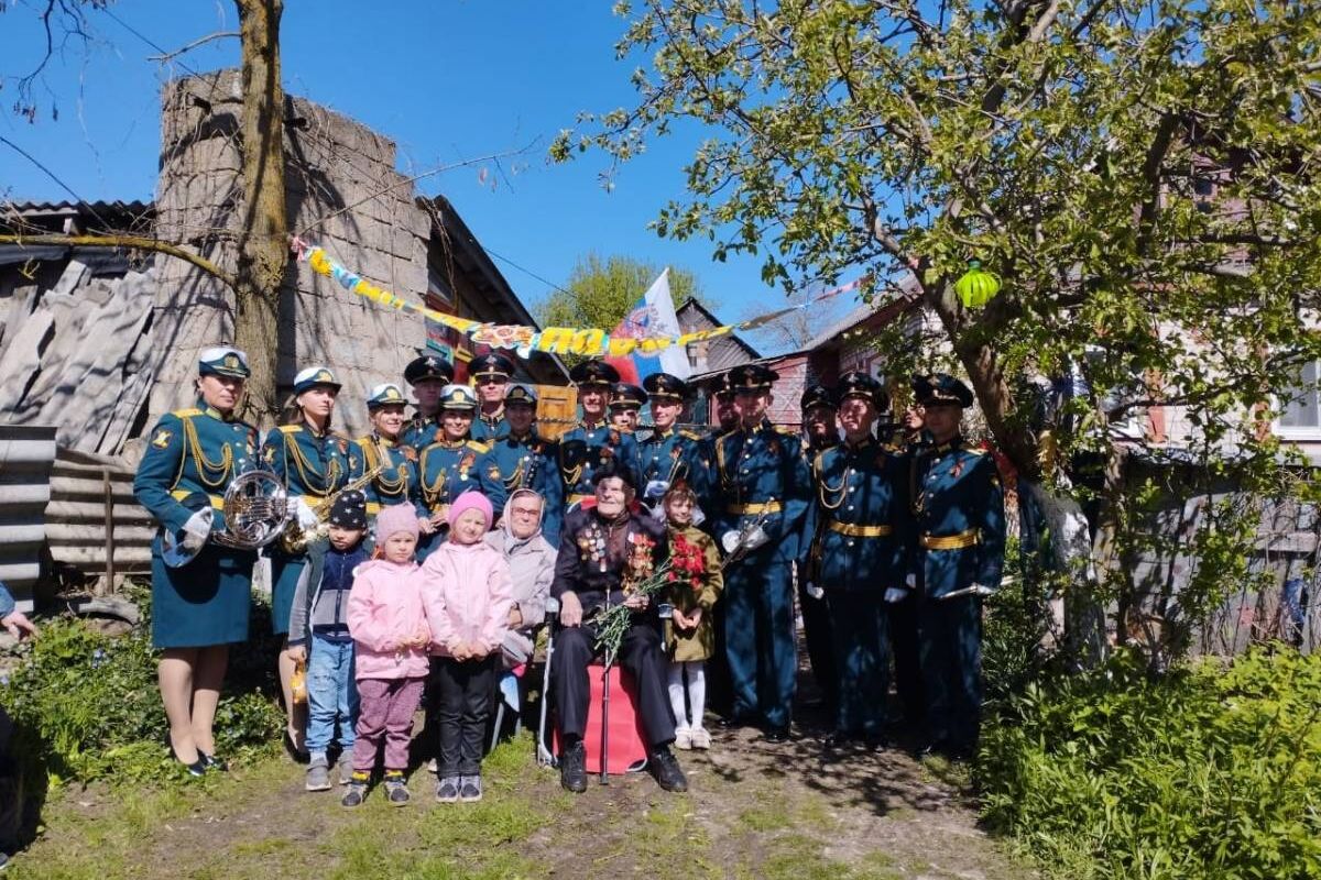 Концерты под окнами для ветеранов прошли в Псковской области | 10.05.2023 |  Псков - БезФормата