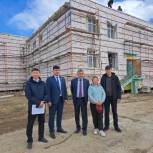 В рамках народной программы партии «Единая Россия» капитальный ремонт ведется в школе Магана