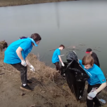 Активисты «Единой России» очистили берег озера в Новосибирске