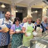 Активисты «Единой России» вместе с Александром Мажугой  приготовили печенье в преддверии Дня защиты детей