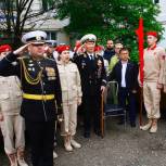 Цветы, подарки и слова благодарности: «Единая Россия» поздравила ветеранов с Днём Победы