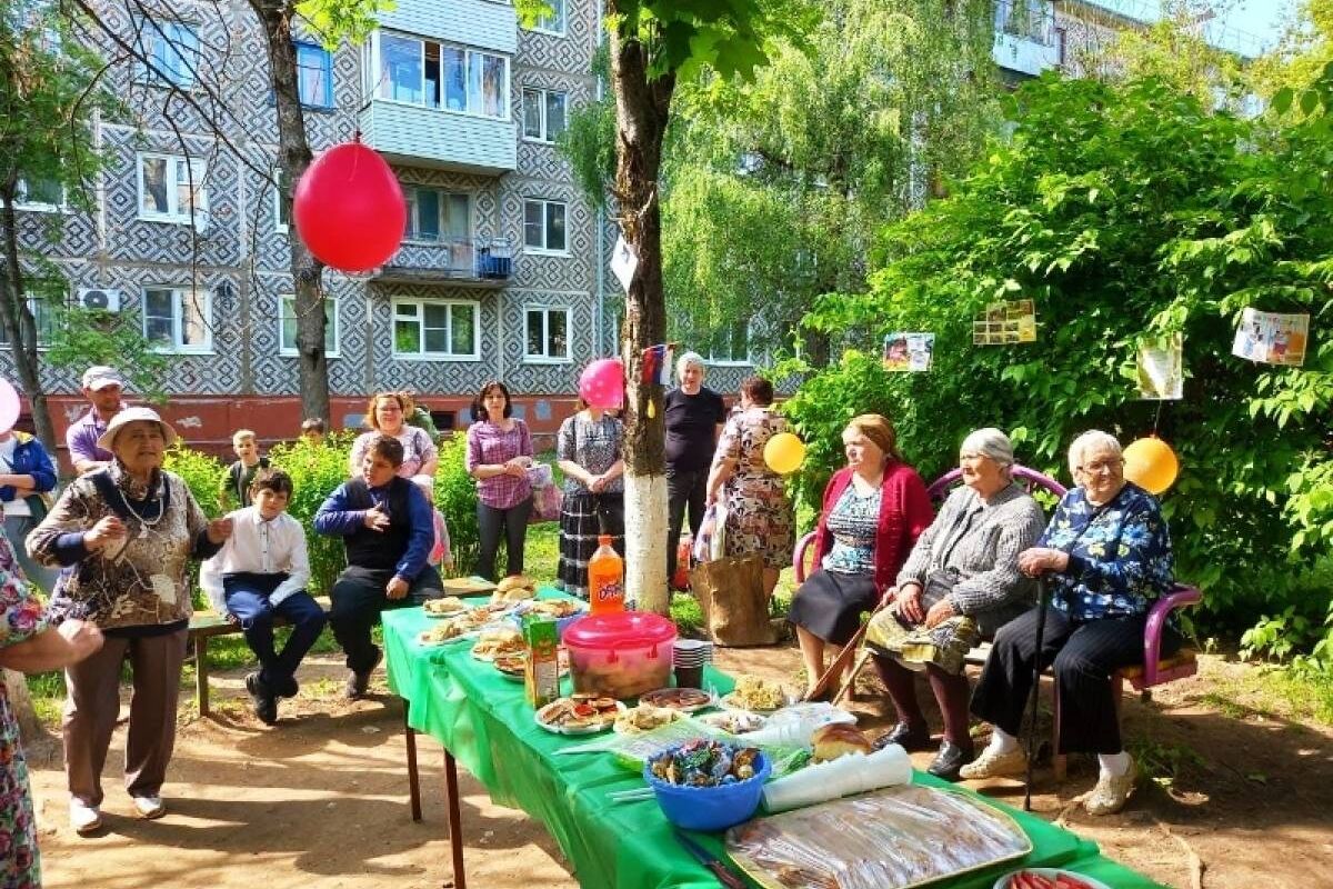 Как познакомиться с соседями?