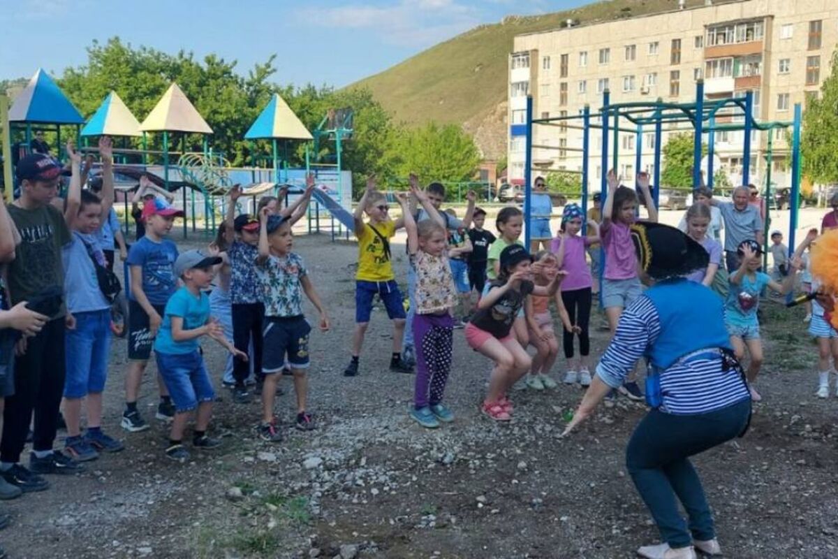 Для жителей одного из многоквартирных домов Аши провели праздник двора