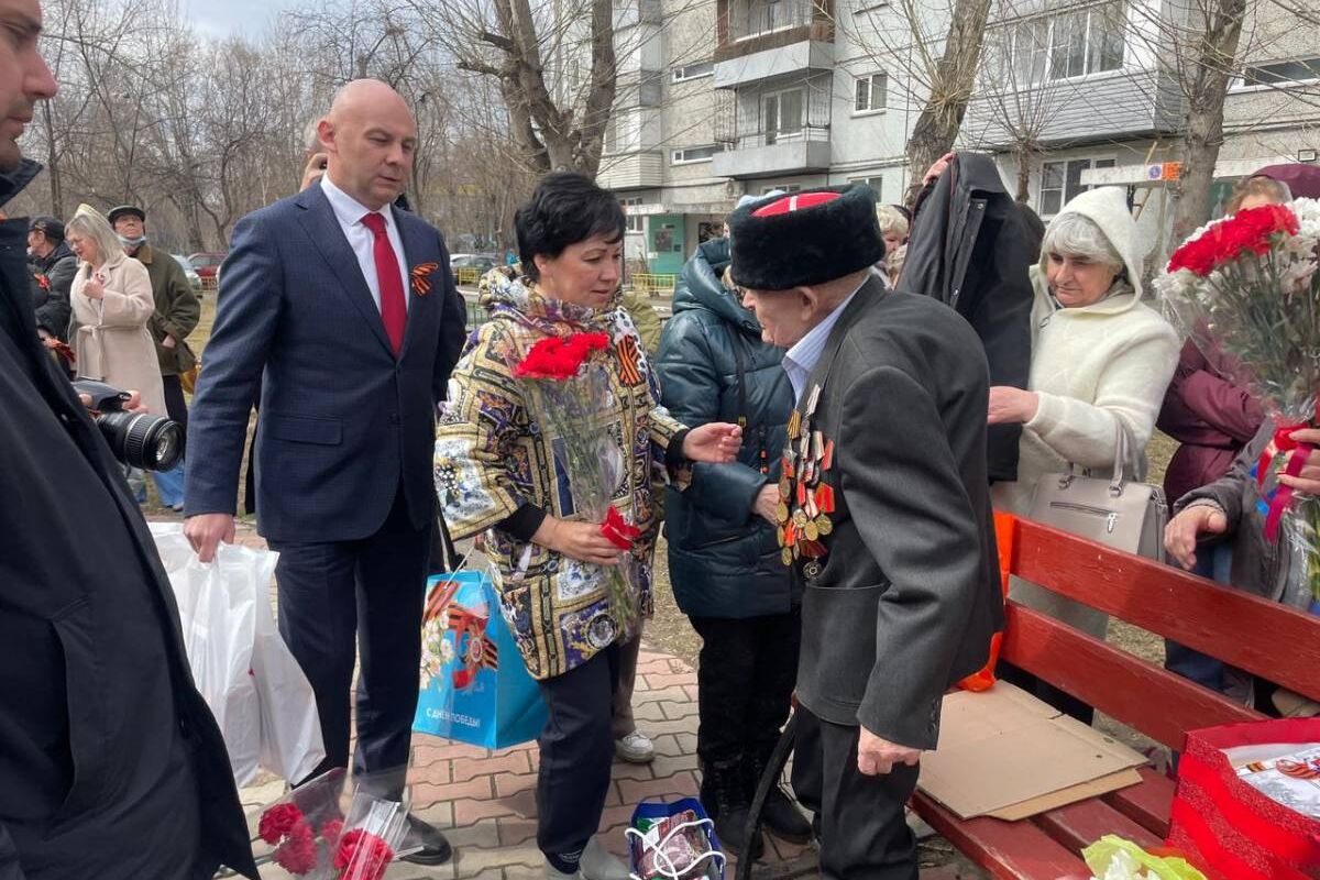 Партийцы Советского района поддержали праздничный концерт для ветеранов