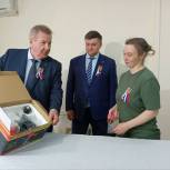 В Ханты-Мансийске «Единая Россия» передала волонтёрам движения «Шьём для наших» новое оборудование