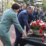 В День Победы Александр Романенко возложил цветы к Мемориалу Славы в Барнауле