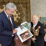 Леонид Черкесов поздравил c Днем Победы ветеранов войны Агриппину Янович и Николая Пискуна