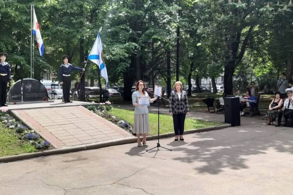 Юлия Литневская вручила сертификат победителю конкурса школьных музеев