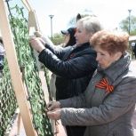 Сенатор Елена Писарева вместе с партийцами плела сети у Монумента Победы