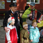 «Единая Россия» в Курске устроила концерт для ветерана Великой Отечественной войны