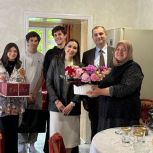 Заур Амиралиев поздравил с юбилеем семью Магомедбековых