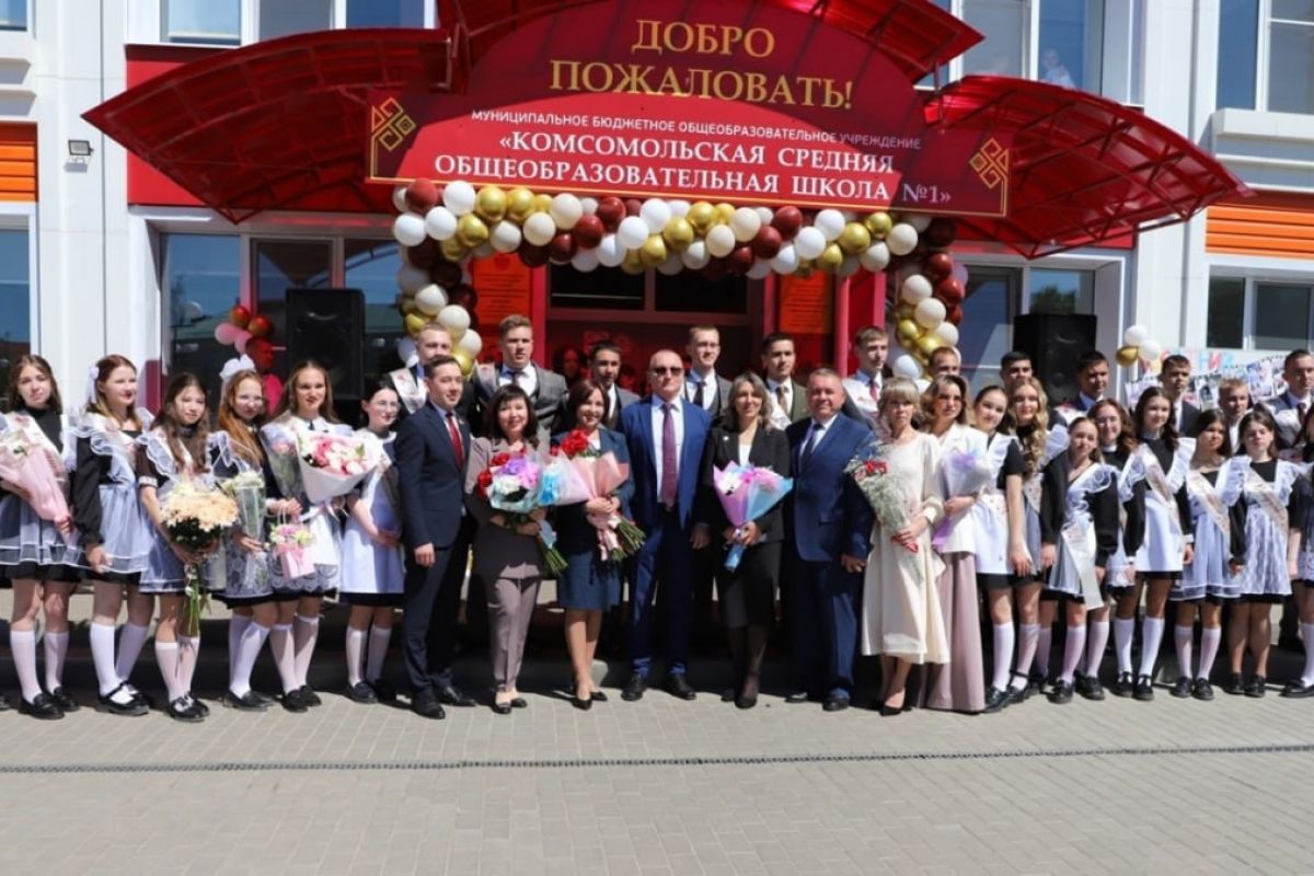 Выпускников Комсомольского округа поздравили с праздником Последнего звонка