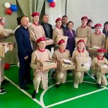 В Новосибирской области «Единая Россия» обеспечила новой формой юнармейцев Ново-Шиловской школы