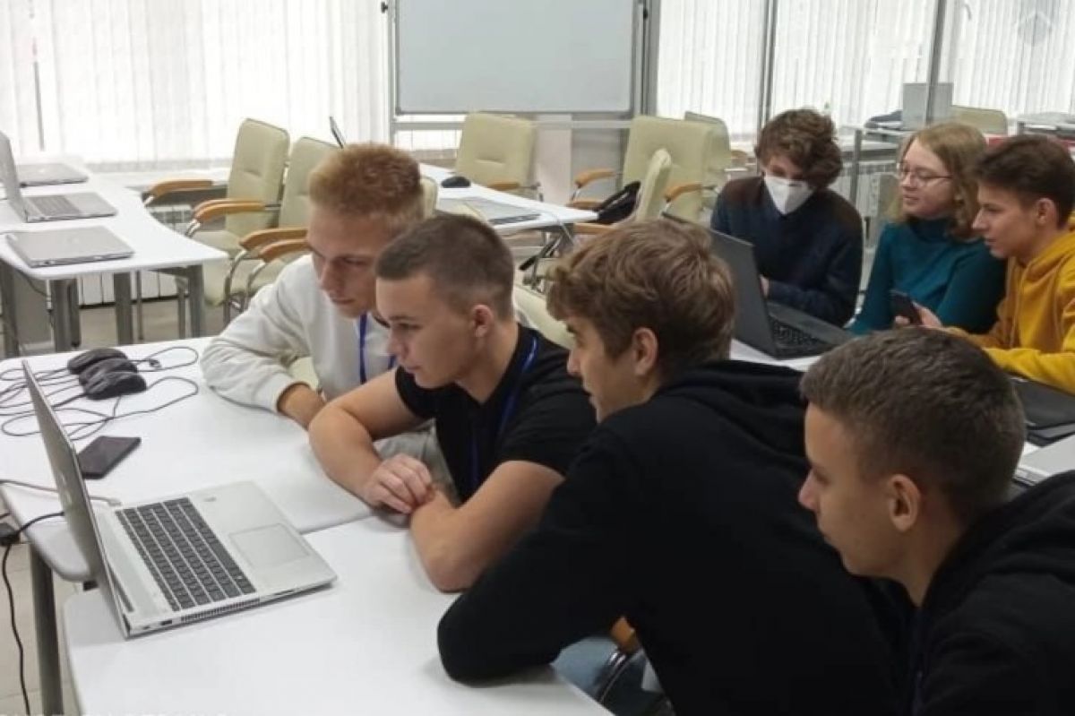 По приглашению депутата Виктора Чигвинцева ростовские школьники проверили свои знания о ЖКХ в игре «ЖЭКа»