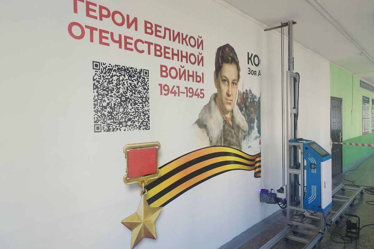 Зою Космодемьянскую нарисовали на стене в барнаульской школе №103