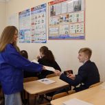 Школьники Дзержинского пишут письма участникам Специальной военной операции в преддверии 9 Мая