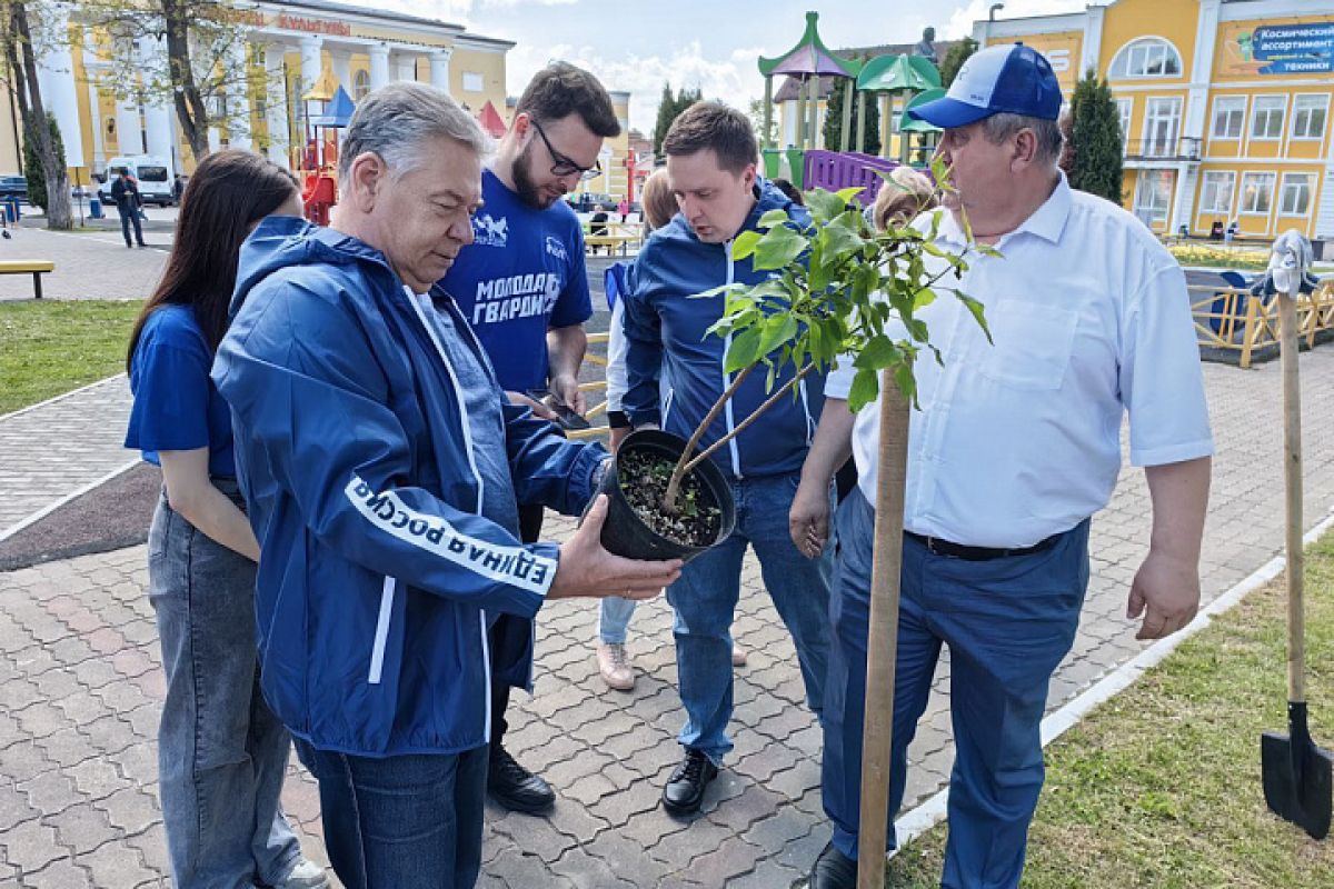 Николай Воробьев и представители «Единой России» приняли участие в субботнике в городе Суворов