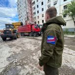 «Единая Россия» и МГЕР оказывают помощь жителям Белгорода, эвакуированным из дома, подъезд которого был полностью разрушен в результате атаки ВСУ