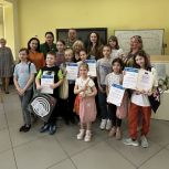 В Санкт-Петербурге «Женское движение Единой России» отметило подарками и благодарственными письмами детей, отправлявших почту на фронт