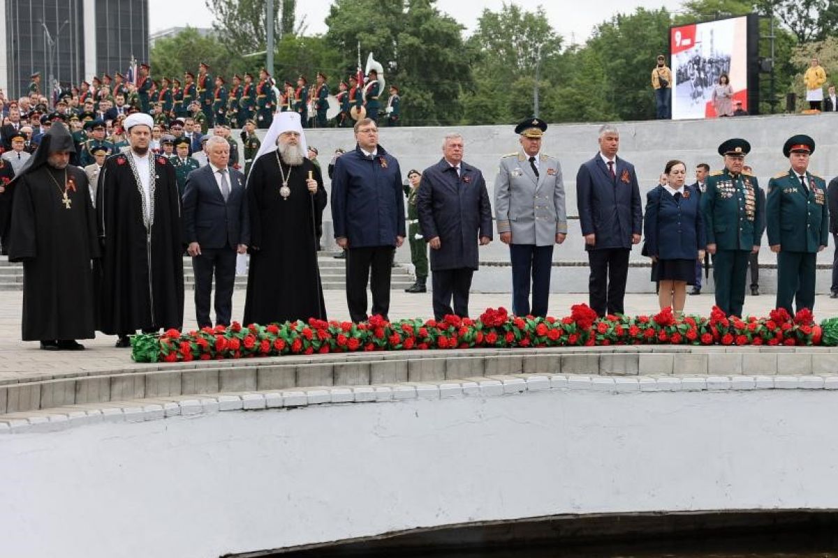 Депутаты донского парламента возложили Гирлянду Славы к мемориалу  воинам-освободителям | 08.05.2024 | Ростов-на-Дону - БезФормата