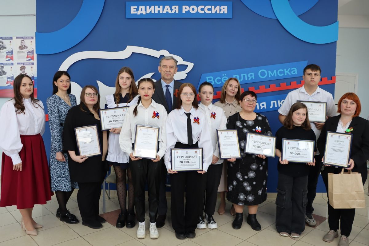 Александр Артемов наградил победителей регионального этапа Всероссийского конкурса школьных музеев